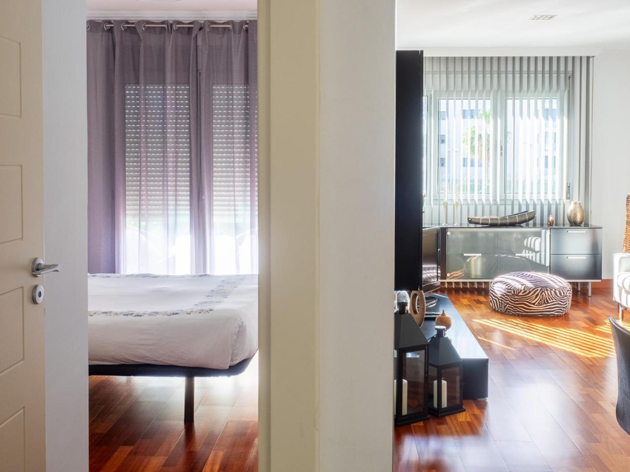 Abora Garden With Terrace, Pool, Extensive Gardens And Free Parking Apartment